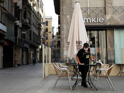 Una camarera desinfecta una mesa en una terraza de Lleida este lunes.