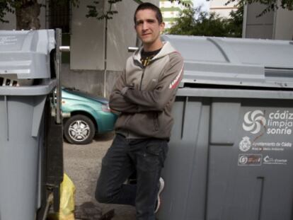 Jesús Pardel se ofrece a sacar basura por 50 céntimos.