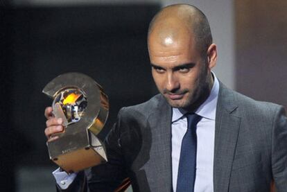 Pep Guardiola, con su trofeo de mejor entrenador.