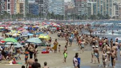 Veraneantes disfrutan al pie de los apartamentos de la playa de Cullera, en Valencia. EFE/Archivo