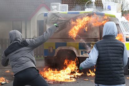 Ataque a un coche de policía durante una manifestación contra el Acuerdo de Viernes Santo este lunes en Londonderry. 