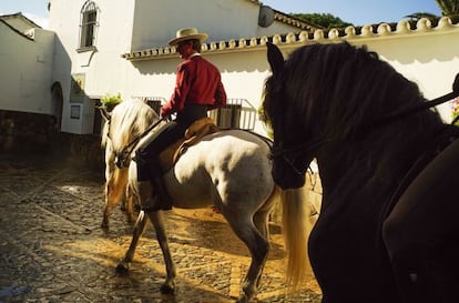 Antonio Domecq Domecq, ex rejoneador, montando a caballo en su finca.