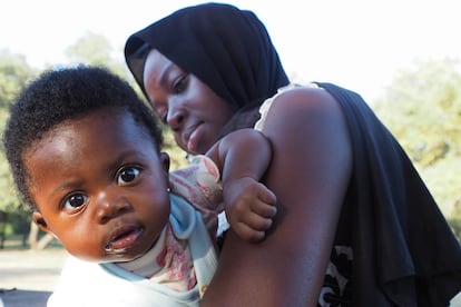 Madjenin Diakite nació en Farabougou, una población de apenas 2.000 habitantes en el centro de Mali. Su familia y ella vivían del cultivo de un pequeño huerto. En octubre de 2020, con 22 años, se vio obligada a abandonar su aldea, asediada por un grupo yihadista vinculado a Al Qaeda. Su padre, Aboubakar, le dijo que debía marcharse antes de que, como mujer, fueran a por ella. En el mundo, según los últimos datos de Acnur, hay al menos 43,3 millones de refugiados, es decir, personas que han buscado protección en otro país. Además, otras 73,5 millones de personas viven desplazadas dentro sus propios países por la persecución, la violencia, los conflictos, la violación de derechos humanos o el cambio climático.