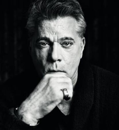 Ray Liotta con esa mirada que corta la respiración.