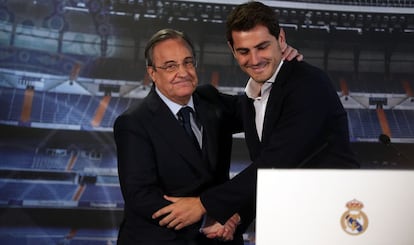 Florentino Pérez saluda a Casillas antes de la rueda de prensa