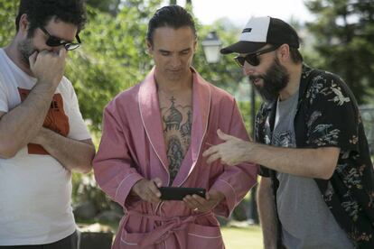 Los guionistas Luismi Pérez y Sergio Sarria, con el actor Arben Bajraktaraj (en el centro), en una pausa del rodaje de 'Nasdrovia'.