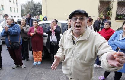 Vecinos de Gisela protestan a las puertas de su casa contra el desahucio.