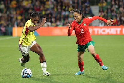 Linda Caicedo encara en el partido de Colombia contra Marruecos, por el Mundial de Fútbol 2023.