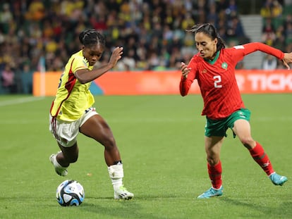 Linda Caicedo encara en el partido de Colombia contra Marruecos, por el Mundial de Fútbol 2023.