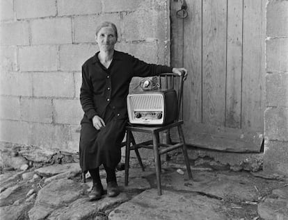 Dorotea do Cará con la radio comprada con el dinero enviado por su hijo desde Venezuela (1960).