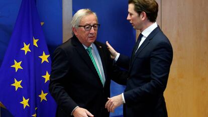 El presidente de la Comisión Europea, Jean-Claude Juncker, junto al canciller austriaco, Sebastian Kurz, el viernes en Bruselas.