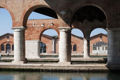 tor, macroeconomia La 59ª Muestra Internacional de Arte de Venecia se celebrará este año deñ 23 de abril al 27 de noviembre de 2022 –la preapertura es del 20, al 22 de abril–, cuya curaduría corre a cargo en esta edición de Cecilia Alemani, directora y curadora jefe de High Line Art, el programa de arte público del parque urbano de Nueva York, la primera mujer italiana en ocupar este cargo, “quien asegura que tiene la intención de dar voz a los artistas para crear proyectos únicos que reflejen sus visiones y nuestra sociedad”. La exposición central de la bienal, titulada 'The Milk of Dreams', (por el libro de Leonora Carrington (1917–2011), se desarrolla en el pabellón central de los Giardini, en la Corderie, Artiglierie y los espacios al aire libre del Arsenale. Cuenta con la participación de más de 200 artistas de 58 países.