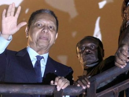 Jean-Claude Duvalier &#039;Baby Doc&#039;, saluda, desde un balc&oacute;n del Hotel Karibe de Puerto Pr&iacute;ncipe, a sus seguidores en esta foto de enero de 2011.