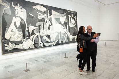 Salman Rushdie se casó con la poeta Rachel Eliza Griffiths en 2021. El domingo visitaron el Museo de Arte Moderno Reina Sofía en Madrid y posaron con el 'Guernica'. 