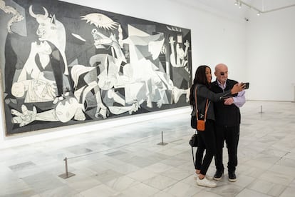 Salman Rushdie se casó con la poeta Rachel Eliza Griffiths en 2021. El domingo visitaron el Museo de Arte Moderno Reina Sofía en Madrid y posaron con el 'Guernica'.
