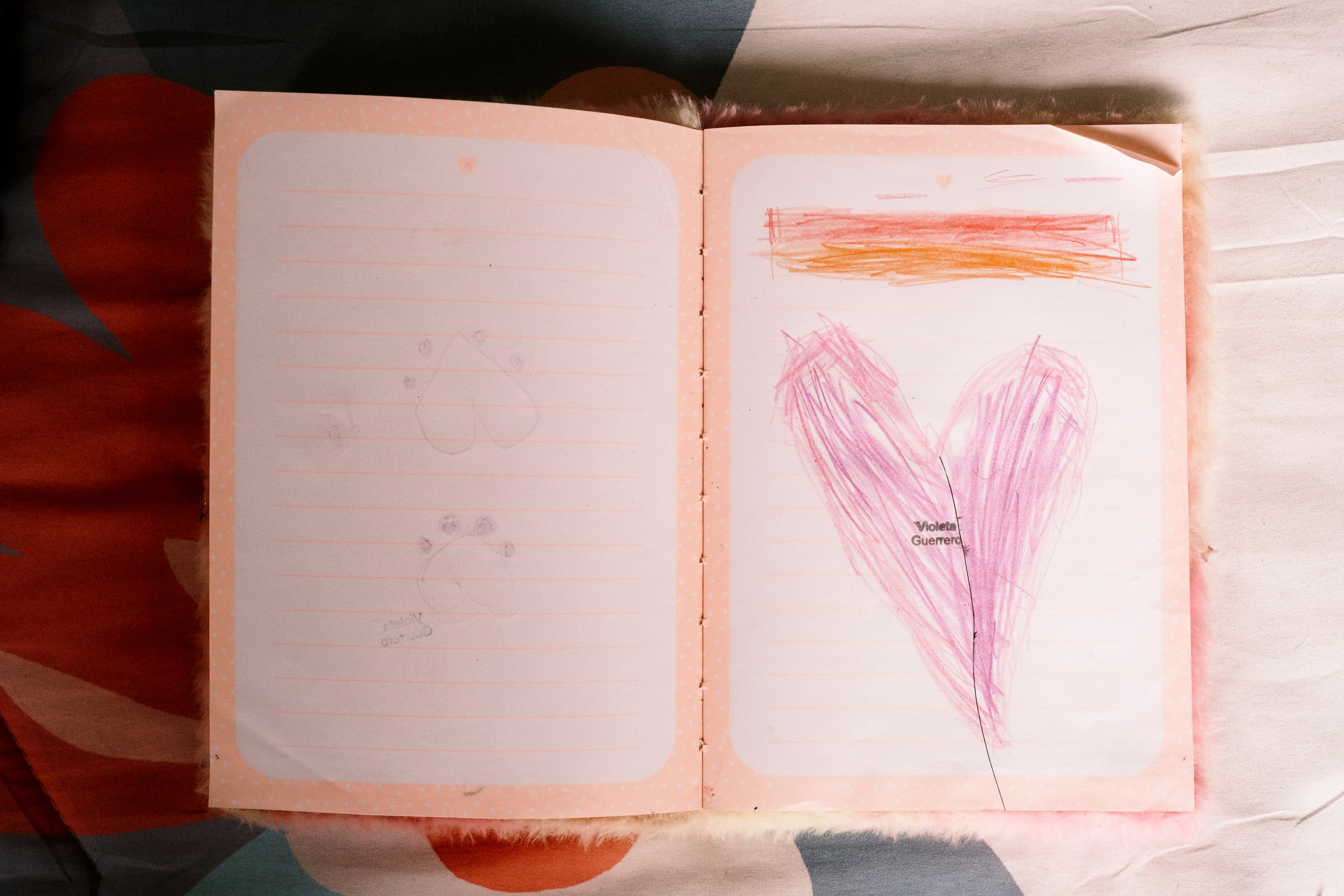 Un cuaderno con uno de los dibujos de Violeta, en la casa de su familia.