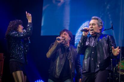 Lúa Ríos, Javier Bardem y Miguel Ríos, durante el concierto del sábado en el WiZink Center. 