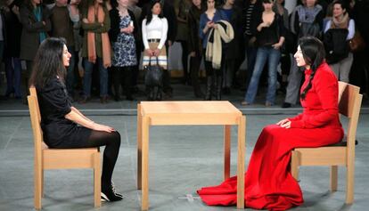 Marina Abramovic (derecha) durante una muestra que realizó en el MoMA en la que la artista se sentaba inmóvil ante los visitantes del museo.