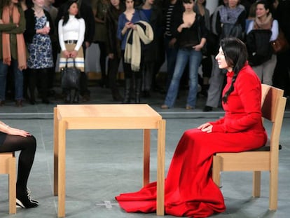 Marina Abramovic (derecha) durante una muestra que realizó en el MoMA en la que la artista se sentaba inmóvil ante los visitantes del museo.