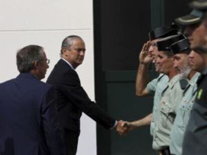 El director general de la Guardia Civil, Arsenio Fernández de Mesa, ayer en la Comandancia de Algeciras.