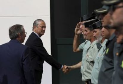 El director general de la Guardia Civil, Arsenio Fernández de Mesa, ayer en la Comandancia de Algeciras.