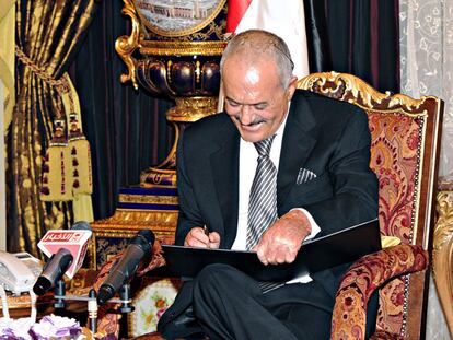 Alí Abdalá Saleh rubrica su renuncia a la presidencia de Yemen en Riad.