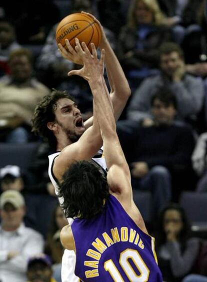 El ala pvot espa?ol de los Grizzlies de Memphis Pau Gasol (detrs) lanza a canasta ante la oposicin del alero serbio Vladimir Radmanovic, de los Lakers de los Angeles, en su partido de NBA disputado en el FedEx Forum de Memphis este martes.