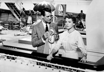 Cary Grant y Deborah Kerr en el 'SS United States' en 'An affair to remember'.