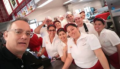 Tom Hanks, con los empleados de la hamburguesería.