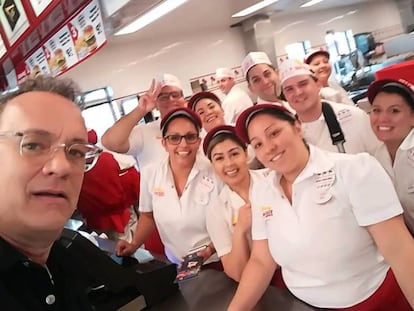 Tom Hanks, con los empleados de la hamburguesería.