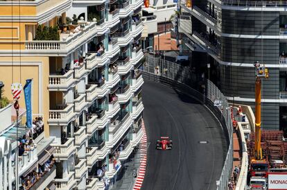 El público observa el paso del piloto Sebastian Vettel por el circuito.