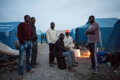 Inmigrantes de Gambia, Sudan, Congo, Malí, en la Tendopoli de Rosarno. Normalmente, los inmigrantes que llegan a Italia, cuando tienen papeles y estan en búsqueda de trabajo y no tienen recurso alguno, viven en este tipo de asentamientos. Entre siete y ocho personas comparten una tienda, no tienen acceso a agua potable ni electricidad. Las condiciones de vida en este campamento son pésimas.