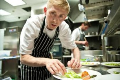 El chef polaco Robert Trzópek, en su cocina de Tamka 43.