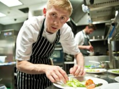 El chef polaco Robert Trzópek, en su cocina de Tamka 43.