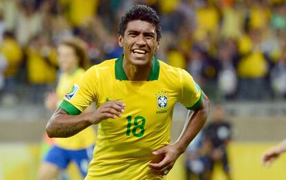Paulinho celebra su gol a Uruguay.