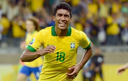 Paulinho celebra su gol a Uruguay. 