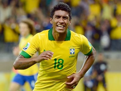 Paulinho celebra su gol a Uruguay. 