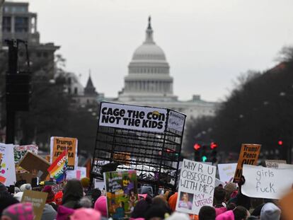 Manfiestantes frente al Capitolio en la cuarta Marcha de la Mujer en Estados Unidos.