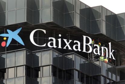 La nueva imagen corporativa de CaixaBank en la sede central del grupo La Caixa en Barcelona.