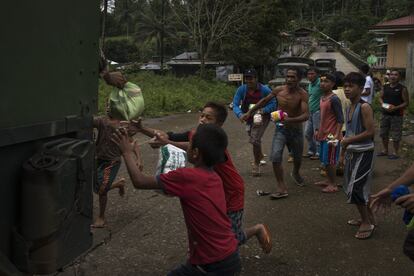 El presidente filipino Duterte impuso el régimen legal militar el 23 de mayo por un plazo inicial de 60 días en la región de Mindanao habitada por 20 millones de personas, cuando hombres armados enarbolando la bandera negra del Estado Islámico ocuparon Marawi, desencadenando combates que ya costaron la vida de 500 personas y desplazaron a casi medio millón.