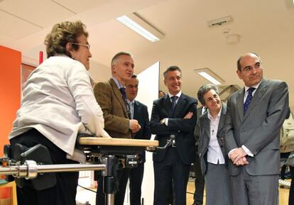 Urkullu junto al consejero vasco de Salud, Jon Darpón en el hospital Aita Mennni de Arrasate (Gipuzkoa).