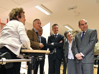 Urkullu junto al consejero vasco de Salud, Jon Darpón en el hospital Aita Mennni de Arrasate (Gipuzkoa).