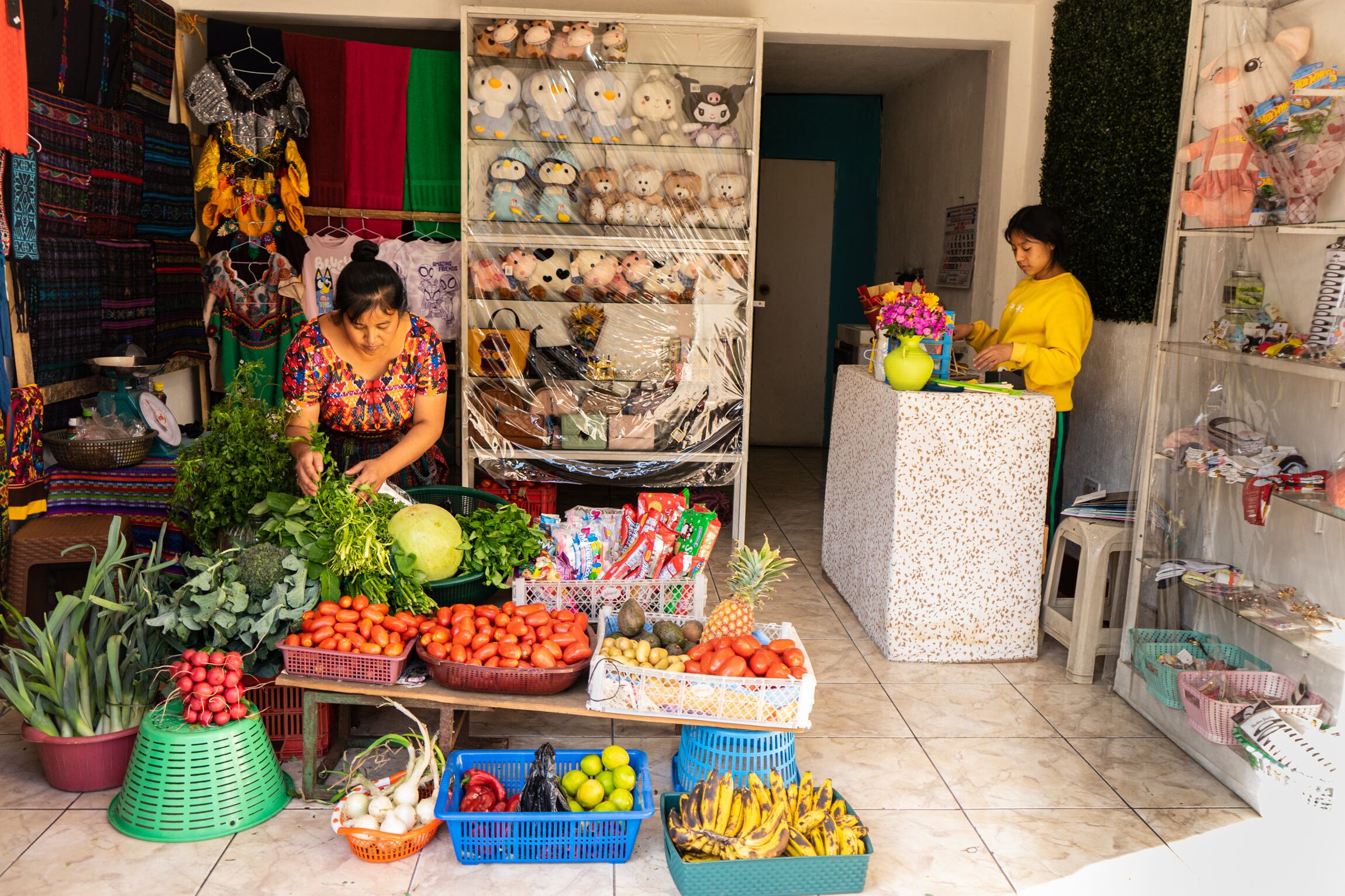 Vilma Lemus en su puesto de venta de verduras, en Santiago Sacatepéquez.