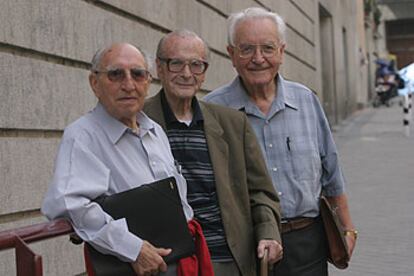 De izquierda a derecha, Enrique Miret, José María Díez-Alegría y Casiano Floristán, ayer en Madrid.