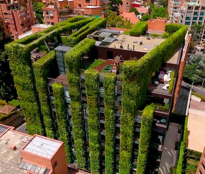 Edificio Santalaia, en Bogotá, con el jardín más grande del mundo, de la empresa española Paisajismo Urbano.