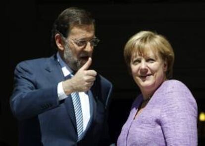 El presidente del Gobierno, Mariano Rajoy, junto a la canciller alemana, Angela Merkel, a las puertas del Palacio de la Moncloa, en Madrid. EFE/Archivo