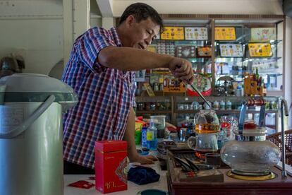 Proprietário da pequena fábrica Yeng Hong, localizada na rua central de Mae Salong, Sr. Hong trabalha na produção do chá Oolong desde criança. Atrás de sua pequena fábrica, que também funciona como loja, há um pequeno terreno onde trabalha com seus filhos e sua mulher na colheita do chá. Na sua loja, cada pacote com 250 gramas pode ser comprado por volta de 350 thai baht (35 reais). O produto também é exportado e consumido na Europa, Canadá e Ásia.