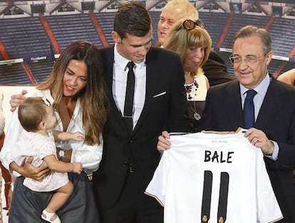 Gareth Bale (c) with his family and Real Madrid president Florentino Pérez at the player's presentation at the club.