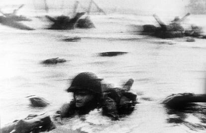 Una de las ocho fotos de Robert Capa que se distribuyeron por todo el mundo del desembarco de Normand&iacute;a.