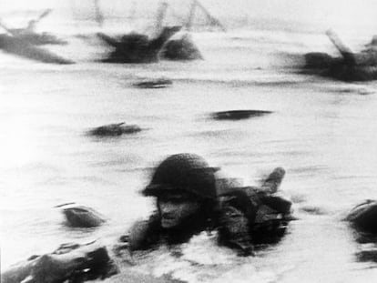 Una de las ocho fotos de Robert Capa que se distribuyeron por todo el mundo del desembarco de Normandía.
